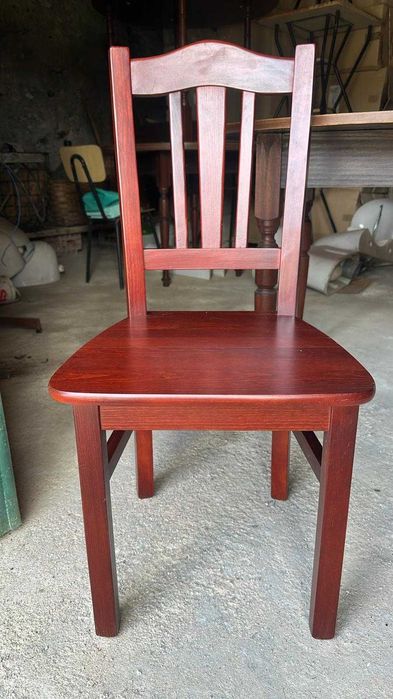 Mesas redondas e cadeiras em madeira