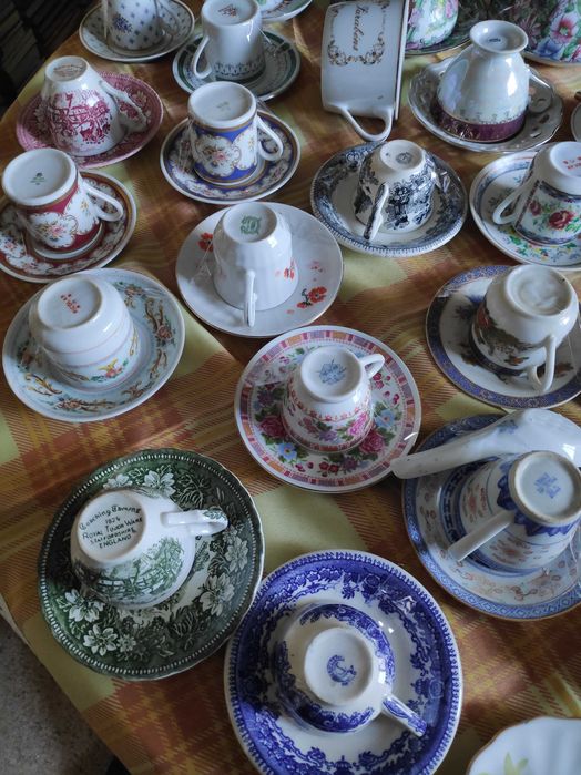 Various mugs.446353432265379844