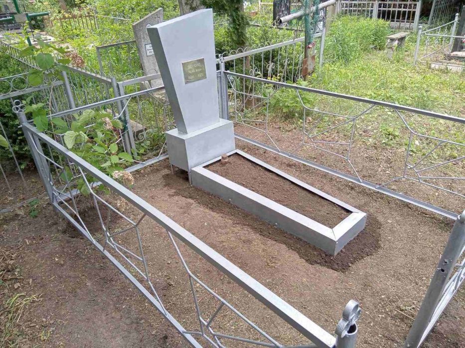 Уборка могил Полтава на кладбище. Прибирання могил Полтава