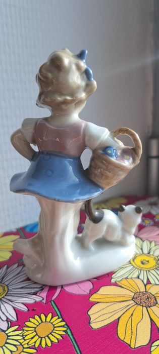 Porcelanowa figurka dziewczyna z kotem sygnowana