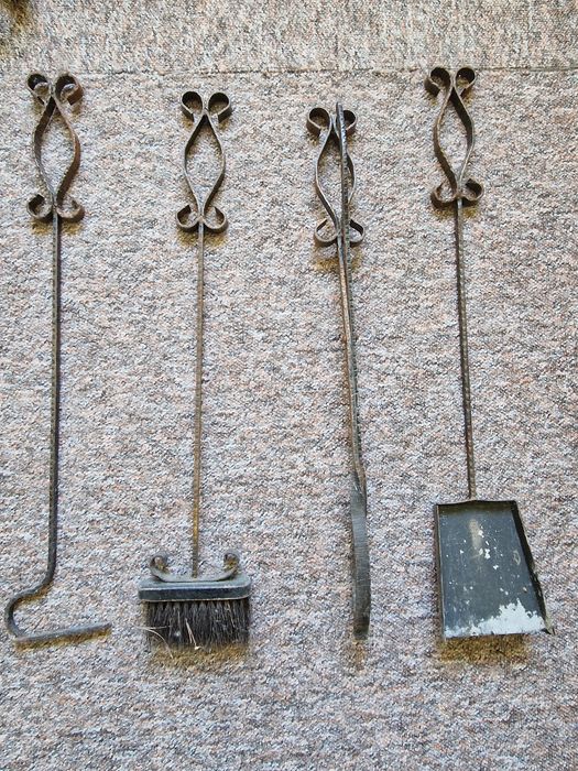 Przybory do kominka na stojaku.