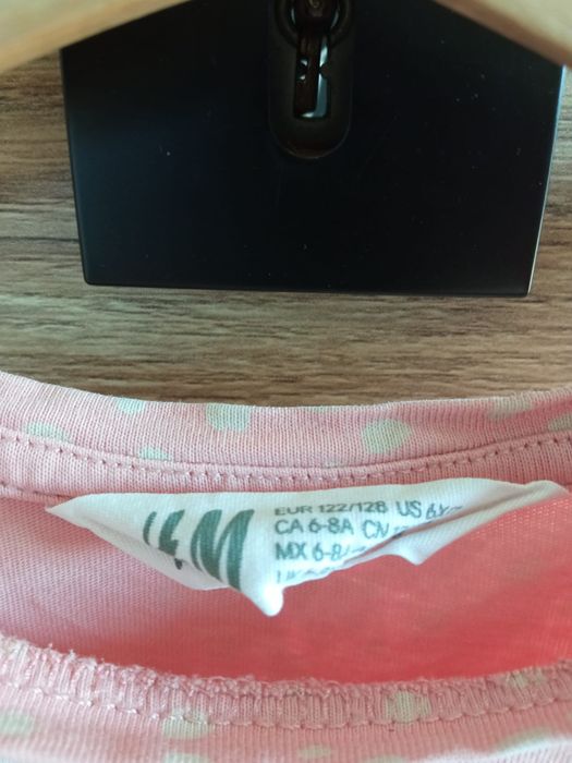 Jasnoróżowa koszulka H&M z napisem 122/128