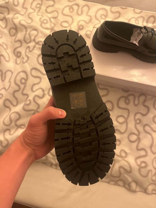 Czarne lakierowane loafersy na grubej podeszwie (chunky)