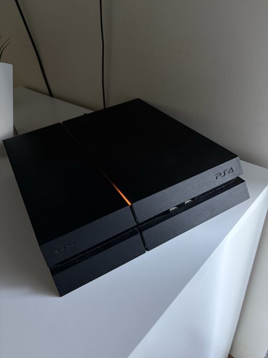 Ps4 com 3 jogos e um comando incluídos no preço