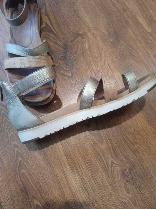 Продам жіночі шкіряні босоніжки бренду UGG