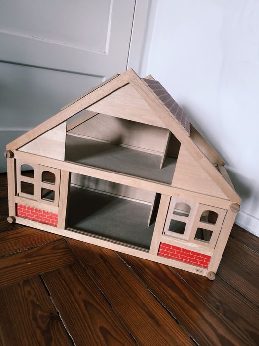 Casa de bonecas de madeira