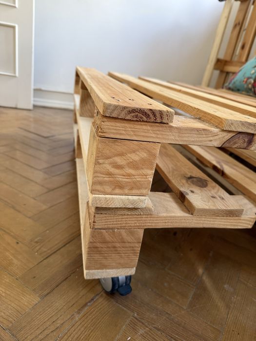 4 paletes/estrados em madeira tratada (2 com rodízios)