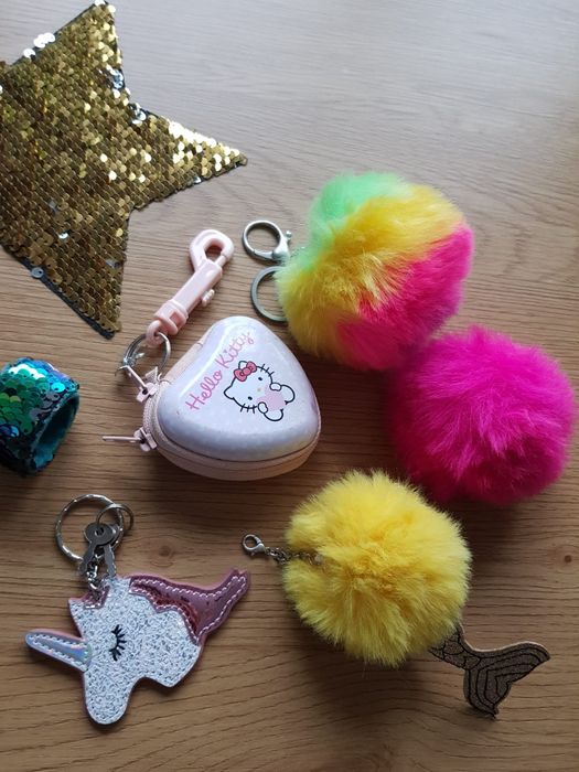 Breloczki bransoletki opaski pompony cekiny Hello kitty różności