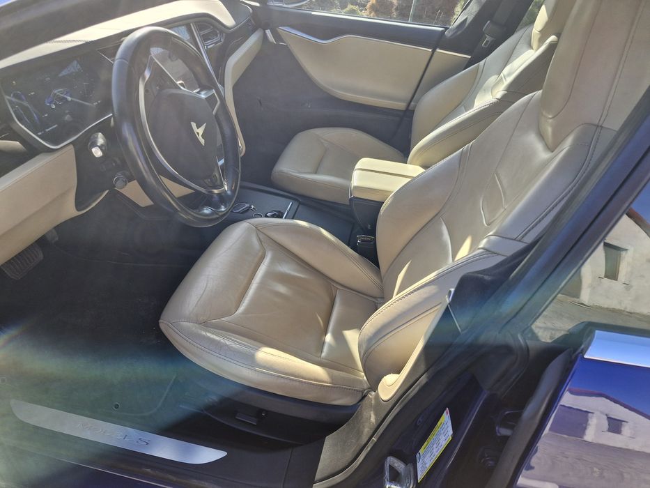 Автомобіль тесла