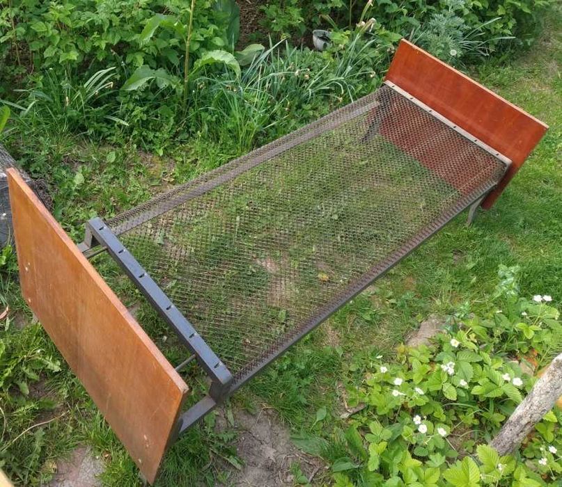 Кровать панцирна з деревяними спинками