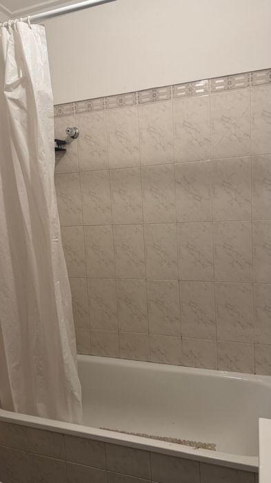 Aluga-se o quarto para casal sem filho, a casa fica 4 mn da estacao