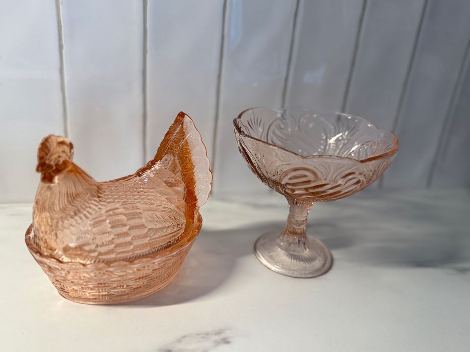 Kura  ceramika pochodzi z polskiej huty szkła z lat 70-tych.