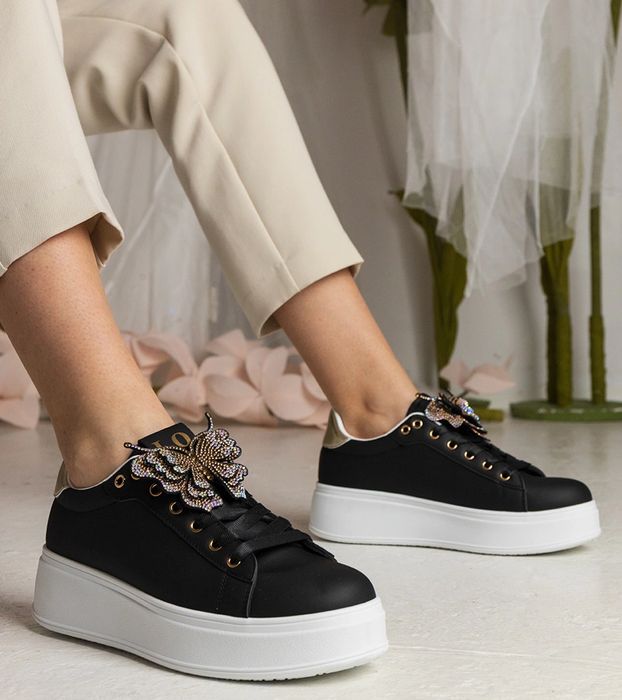 Czarne sneakersy zdobione motylkiem z cyrkoniami Kariba