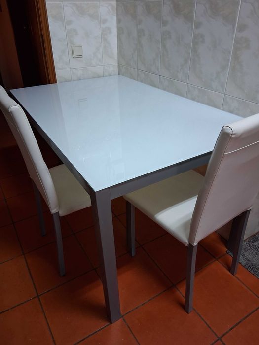 Conjunto mesa e cadeiras de cozinha.