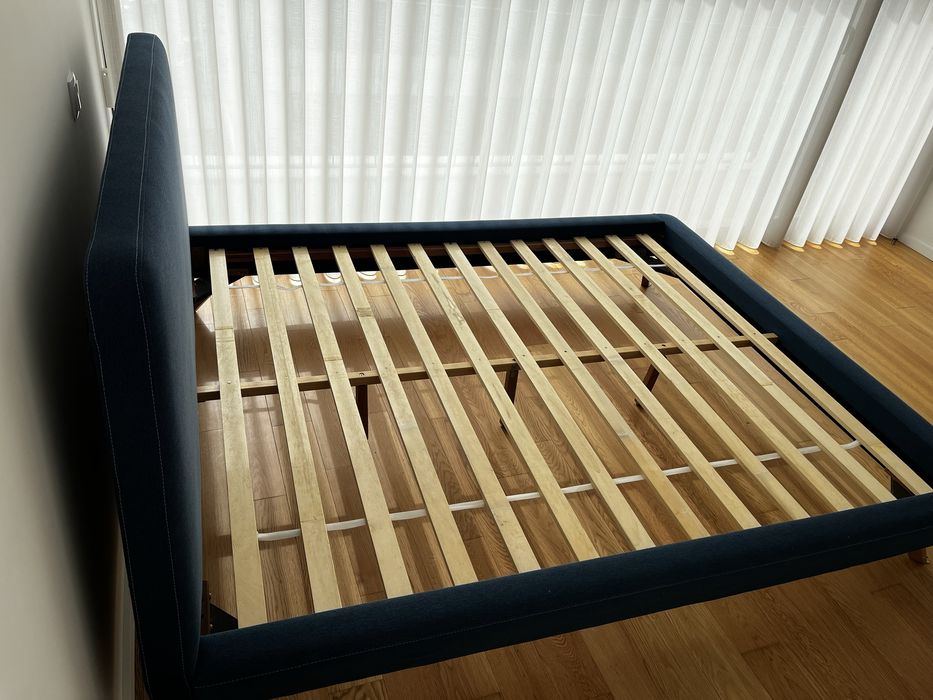 Cama 160 x 200 - modelo Vienne em tecido azul escuro