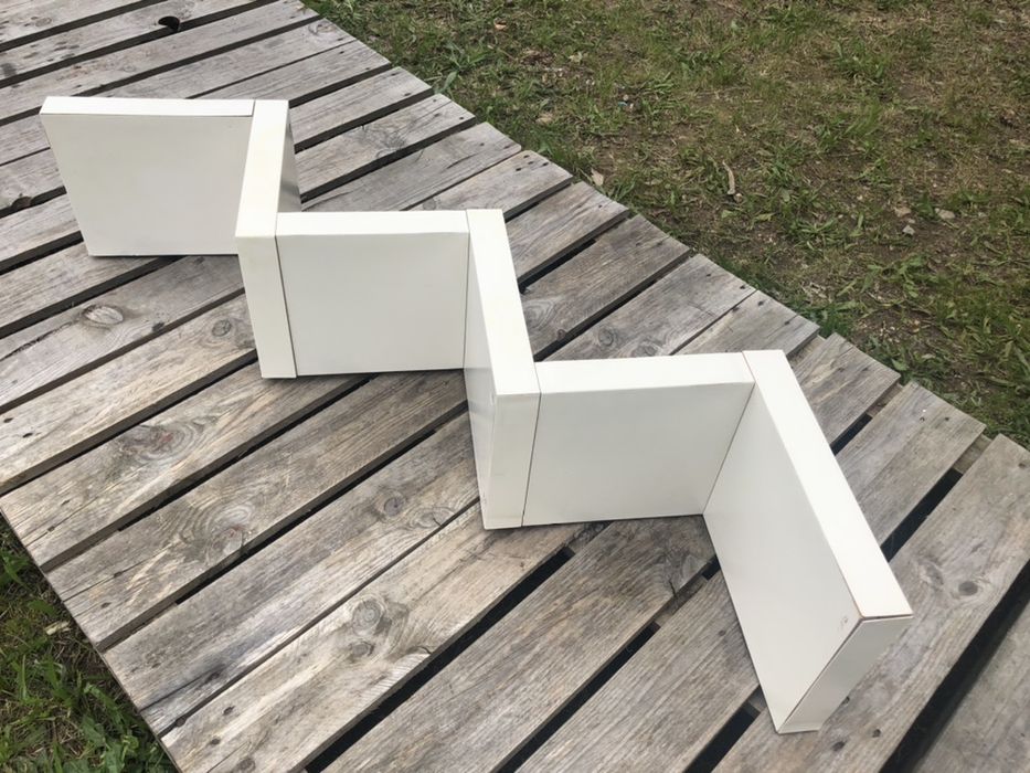 Estante em escada ou W/V branca e preta