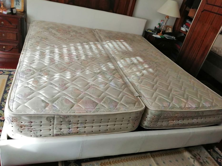 Cama 200x200 (king size) em pele bege + cabeceira + 2 colchões 90