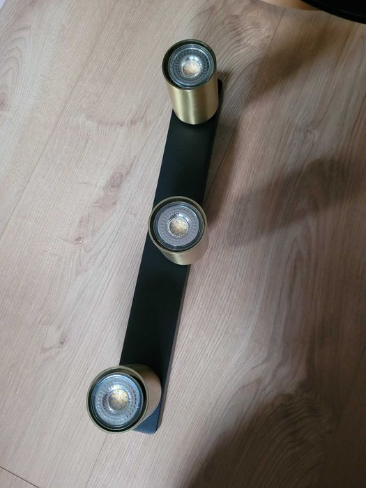 Lampa sufitowa. Trzy regulowane reflektory.