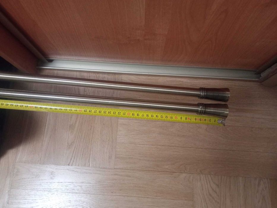 Złote karnisze metalowe oraz żabki