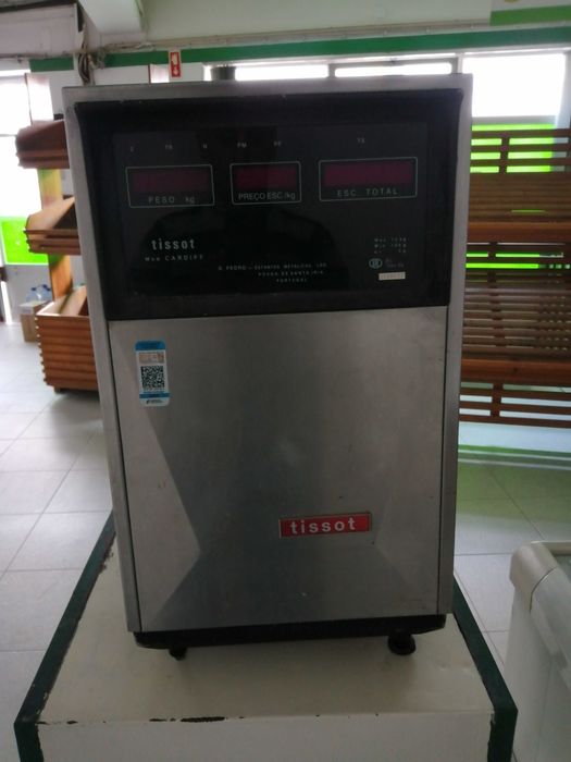 Balança , mesa de ferro antiga, serrote talho e painel publicitário