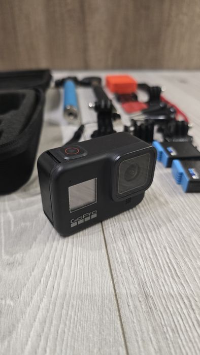 GoPro Hero 8 Black + Akcesoria 

Sprzedam kamerę GoPro Hero 8