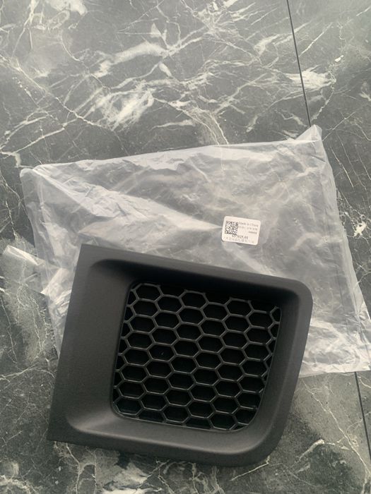 Нижняя решетка радиатора левая Jeep Renegate