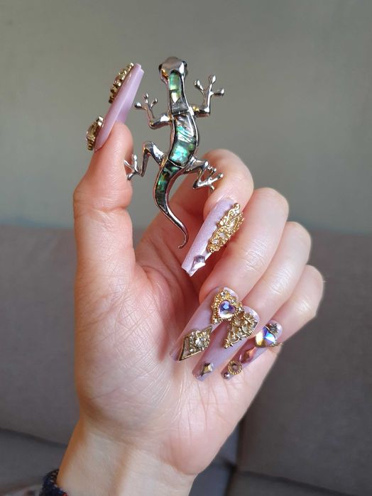 Broche / pregadeira / alfinete de peito lagarto com concha