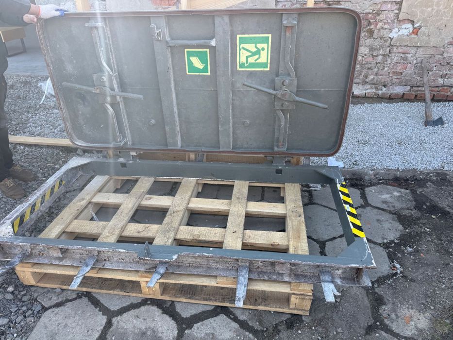 Drzwi do schronu, bunkra