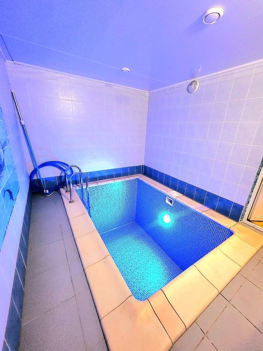 Два будинки з банею та зарибленим власним  озером р-н Аєропорту