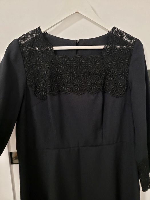 Śliczna elegancka z ozdobnym rękawem czarna sukienka,