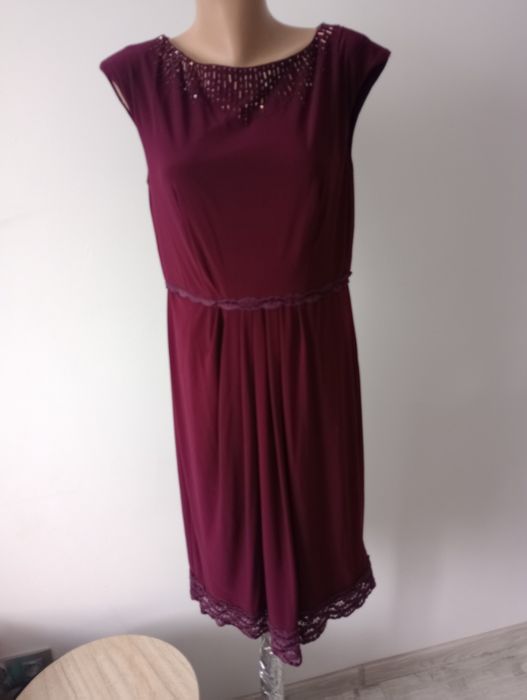 Piękna bordowa sukienka z kryształkami ozdobami