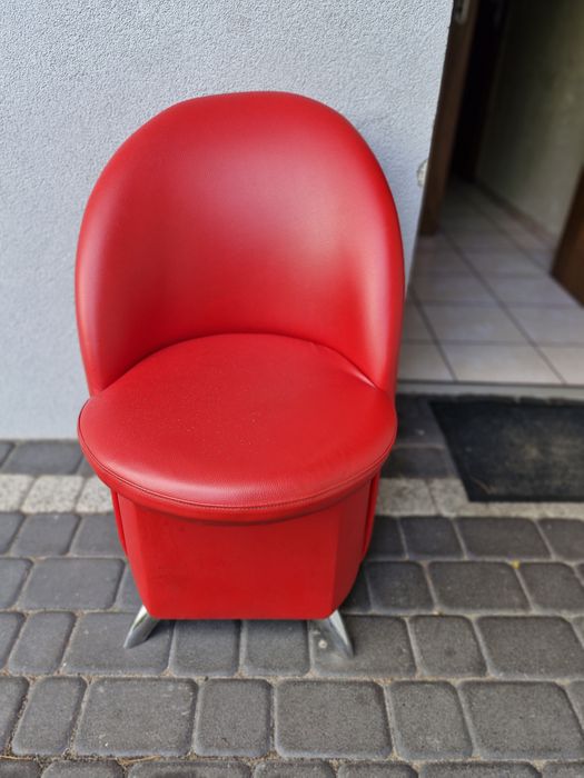 Czerwone pufy ze schowkiem