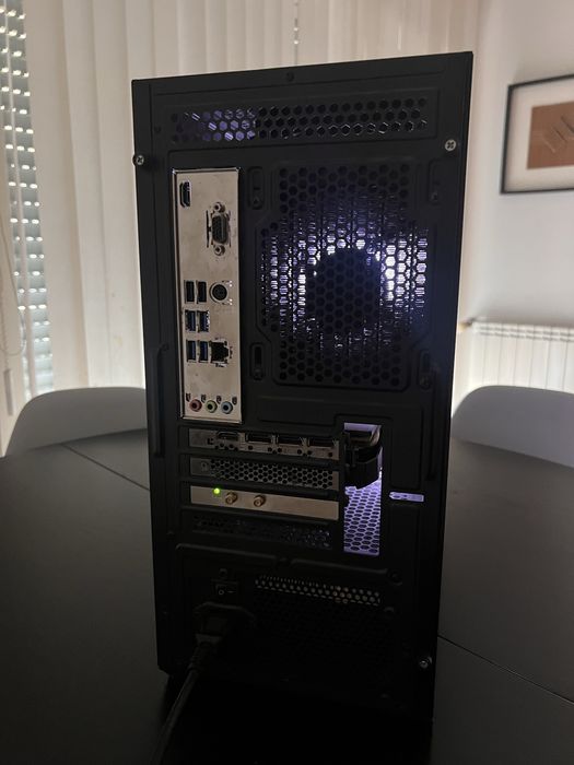 Conjunto de setup gaming computador gaming , monitor gaming e