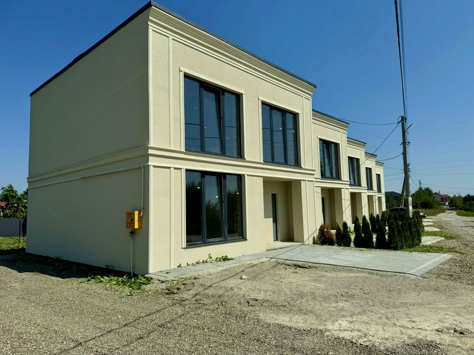 Котедж з власним подвір’ям та заїздом