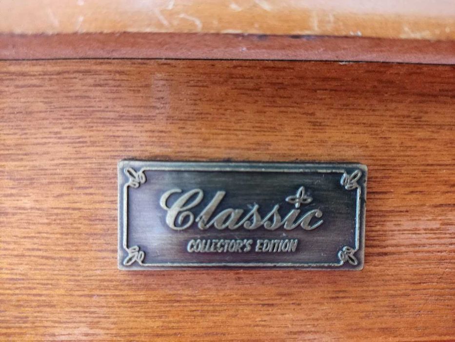 Mesa de apoio retro com rádio AM/FM e leitor de cassetes