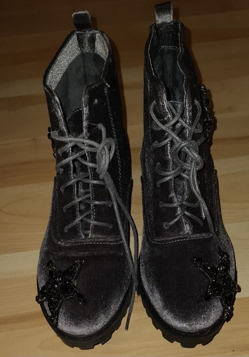 Nowe szare zamszowe buty z gwiazdkami, rozm 39