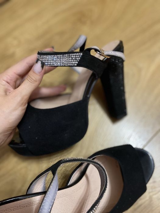 Босоніжки чорні на підборах