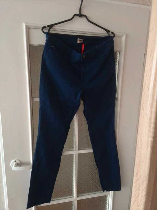 Zestaw czterech par damskich jeansów