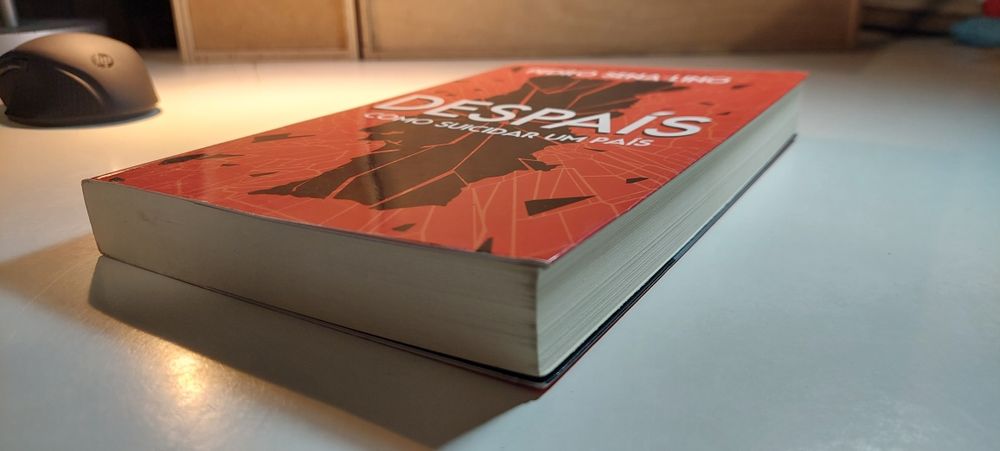 Despaís, Como Suicidar um País - Pedro Sena-Lino (2013)