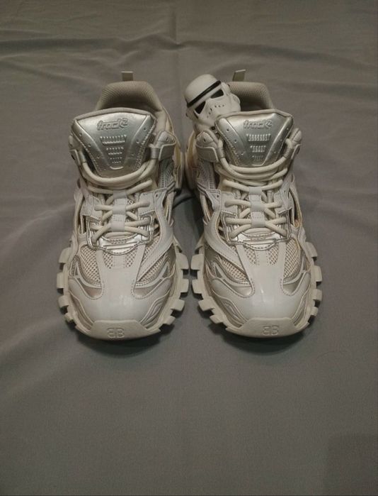 Balenciogo trooks