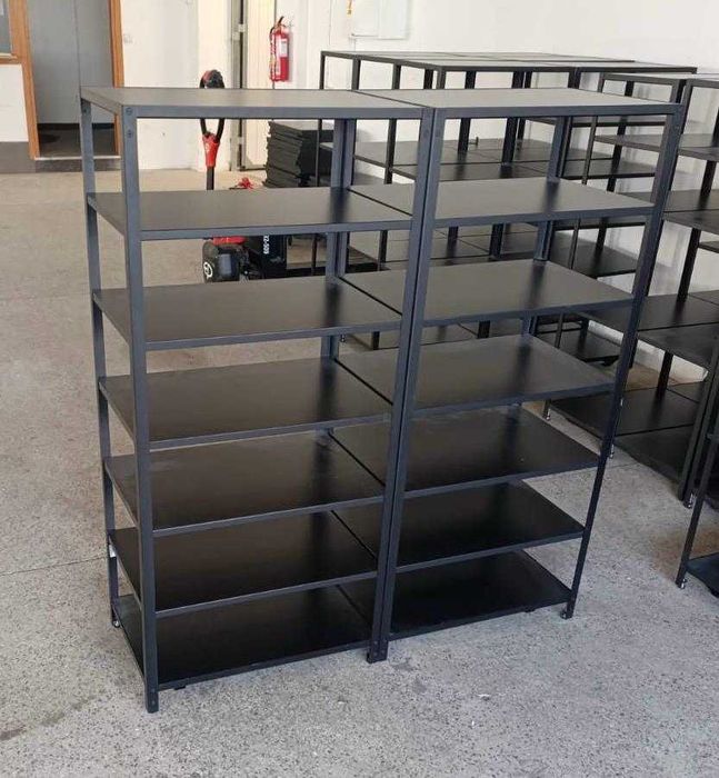 Czarny podwójny regał metalowy z półkami