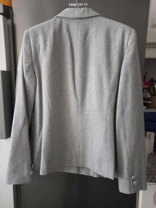 Blazer novo, cor cinza, em fazenda espinhada