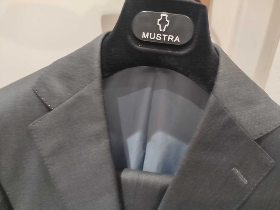 Fato cinza escuro Oficina Mustra Novo