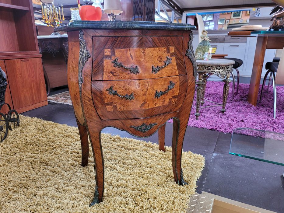 Muito bonita mini cómoda antiga em madeira e tampo em pedra