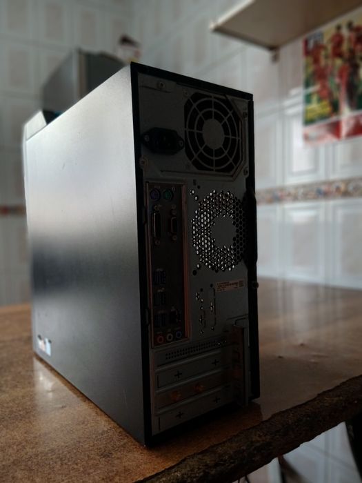 Vendo Computador Desktop Gamer em bom estado e a funcionar perfeitamente.