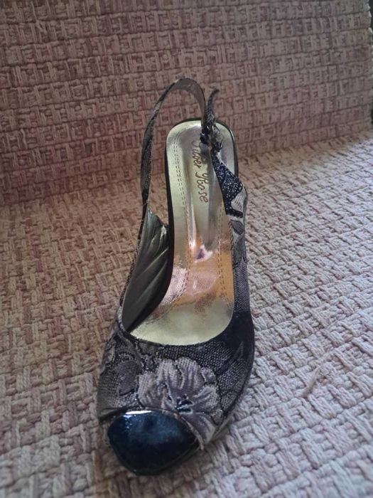 Відкриті жіночі туфлі