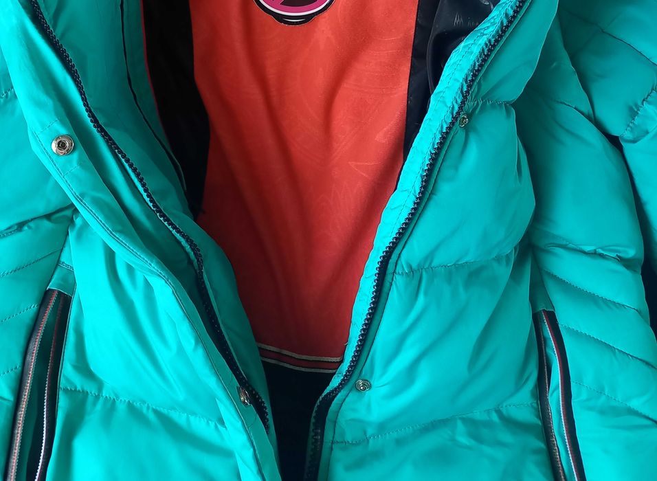 Продам женский зимний пуховик Avecs.46 разм. Бирюза. Спорт/Классика