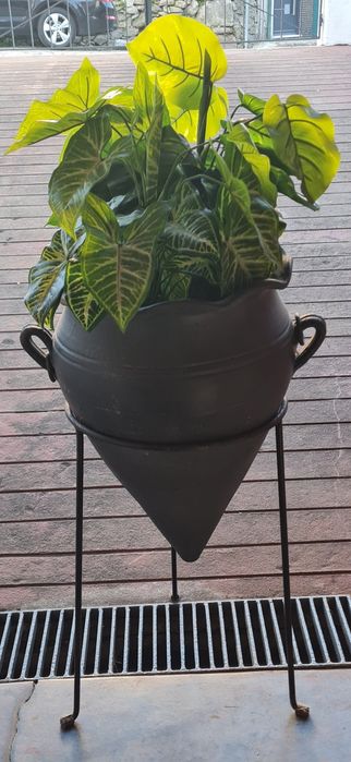 Anfora com suporte em ferro 73cms altura