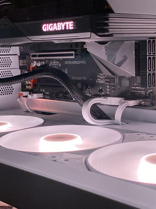 Материнська плата під сокет am4 x570 AORUS PRO