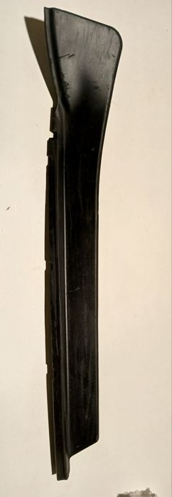 Listwa słupka błotnika lewa tył Land Rovera Defender L8B2 28117A